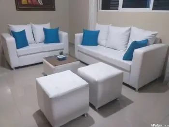 Juego de mueble incluye mesa y 2 otoman