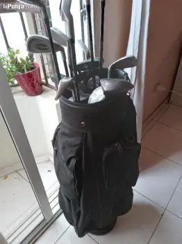 Juego de palos de golf.