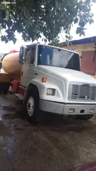 Camion freightliner motor caterpillar 3226 año 2002 tanque de 3000mil