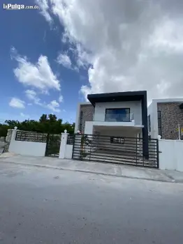 Se vende espectacular casa con piscina en punta cana