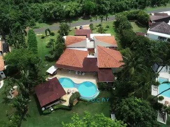 Jochy real estate vende villa en casa de campo la romana