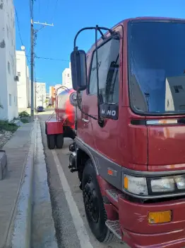 Camion hino 2000 - camion cisterna