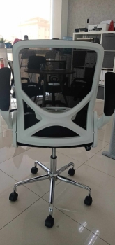 Silla de oficina tecnica reclinable brazos movibles