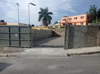 Solar de 18324 en santo domingo norte a 2 minutos de la sirena con su