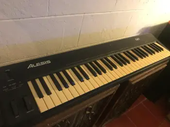 Controlador midi alesis q61piano