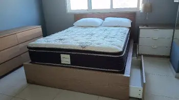 Vendo todos los muebles electrodomésticos y decoraciones.