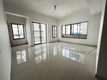 Alquilo amplio apartamento de 3 habitaciones en naco