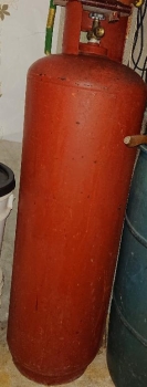 Tanque de gas 100 lbs recientemente rellenado casi lleno de gas