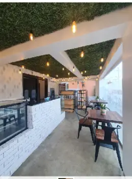 Locales comerciales ubicados en una de las arterias principales del di