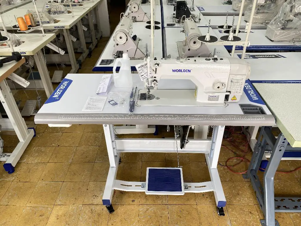 maquina de coser industrial con corte de hilo y lamprara Foto 7227865-1.jpg