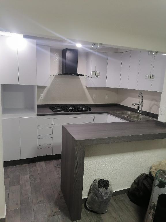 Cocina en madera color blanco  Foto 7246663-1.jpg