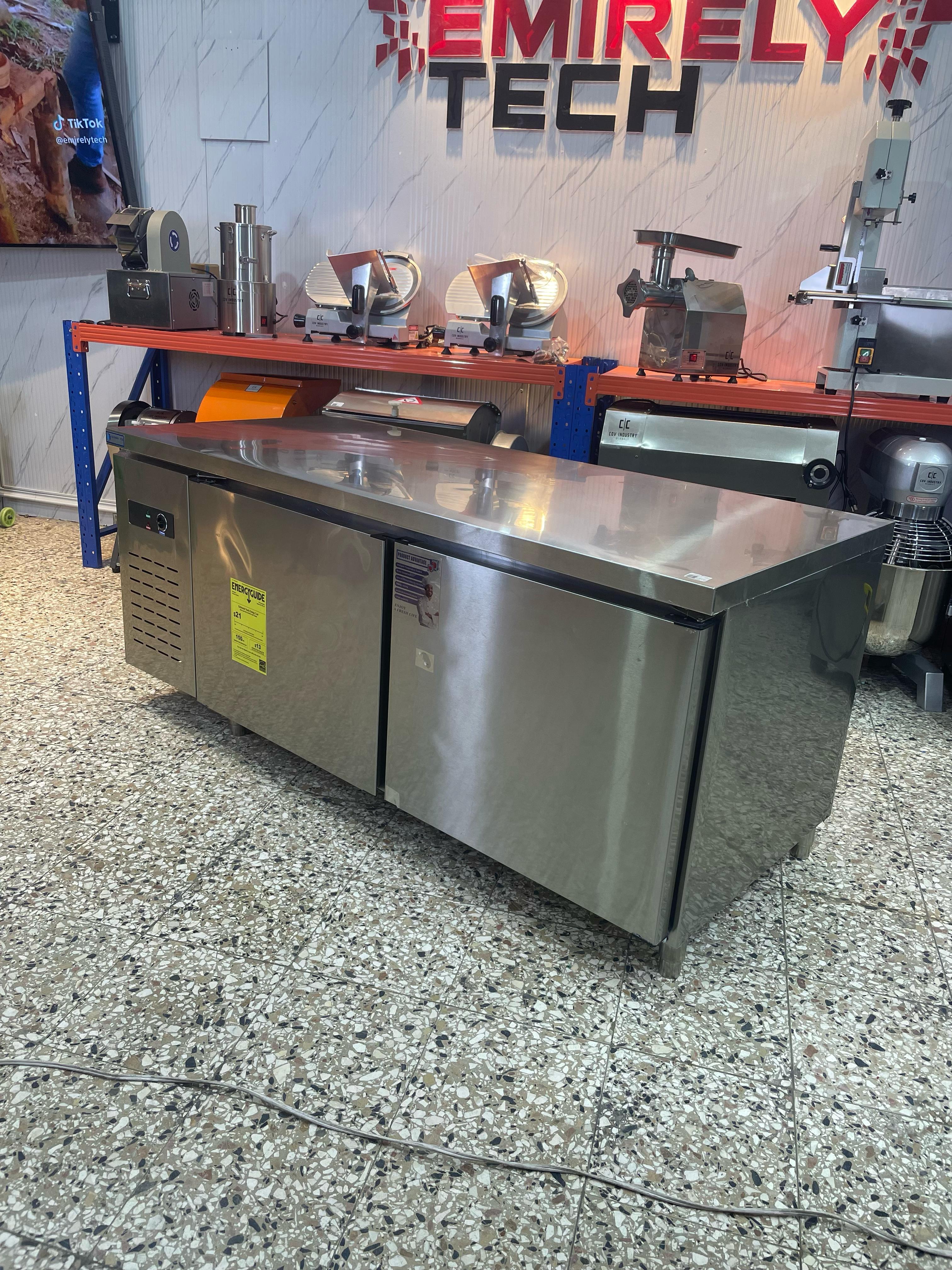 Mesa de trabajo para cocina con refrigerador de acero inoxidable Foto 7269260-3.jpg