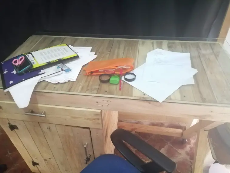 vendo 3 escritorios en madera usados con gabeta  rueda tope en vidrio Foto 7274008-6.jpg