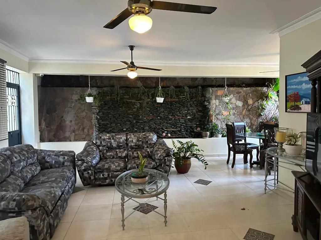 VENDO SUPER CASA DE 3 NIV. EN ARROYO HONDO III CON TERMINACIONES DE PR Foto 7276972-2.jpg