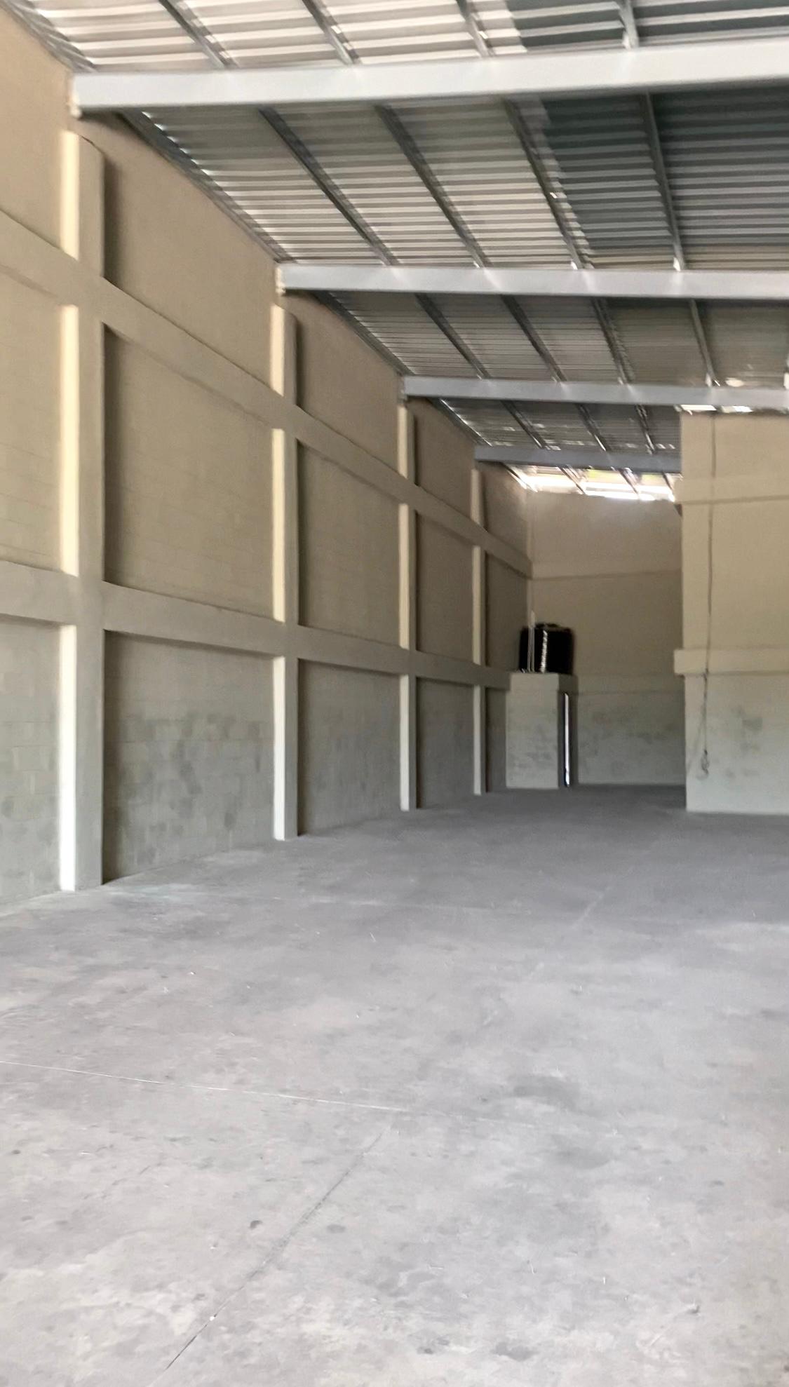 Nave Comercial de 850 metros disponible en la Av. Hípica entrando por  Foto 7278084-7.jpg