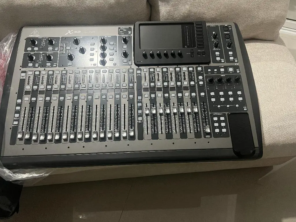 NUEVA vendo consola digital BEHRINGER  X 32 Foto 7279369-1.jpg