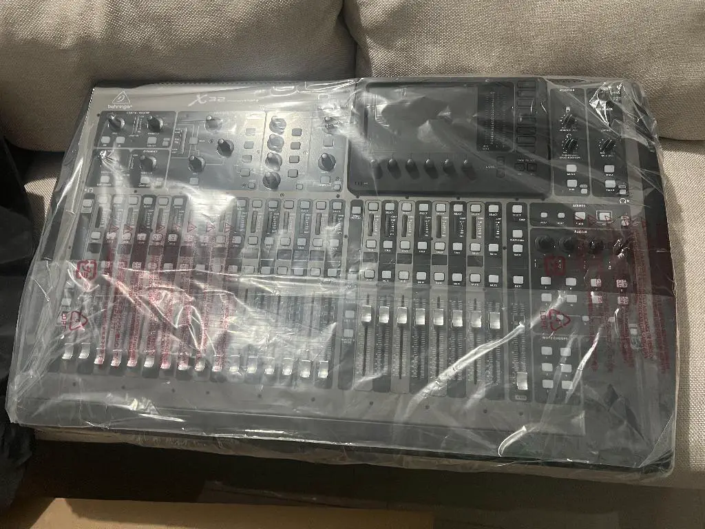 NUEVA vendo consola digital BEHRINGER  X 32 Foto 7279369-2.jpg