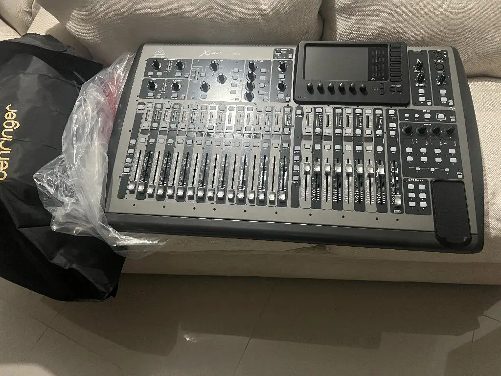 NUEVA vendo consola digital BEHRINGER  X 32 Foto 7279369-3.jpg