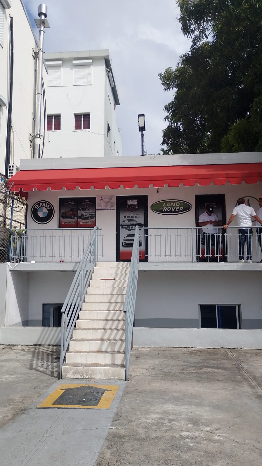 Alquilo Local Comercial Preparado para dealer de Vehículo ubicado en e Foto 7281800-1.jpg